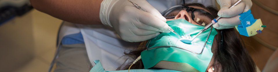 Especialista en Conservadora Periodoncia, Cirugia e Implantes