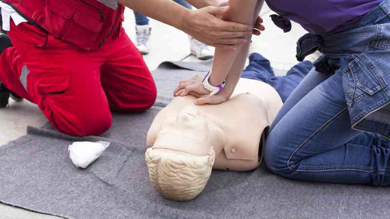 Experto en Primeros Auxilios y Reanimación Cardiopulmonar para Maestros de Educación Física (Curso Homologado para Oposiciones: Doble Titulación + 4 Créditos ECTS)
