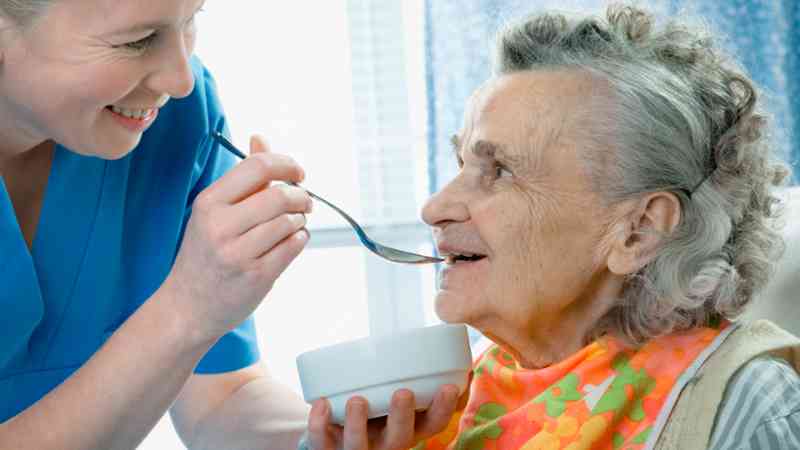 Administración de Alimentos y Tratamientos a Personas Dependientes en el Domicilio