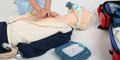Curso en Atención Cardiovascular de Emergencia (ACE), Resucitación Cardiopulmonar (RCP) y Uso del Desfibrilador Automático (DEA) Curso en Atención Cardiovascular de Emergencia (ACE), Resucitación Cardiopulmonar (RCP) y Uso del Desfibrilador Automático (DEA)