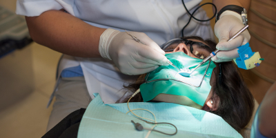 Especialista en Conservadora Periodoncia, Cirugía e Implantes Especialista en Conservadora Periodoncia, Cirugía e Implantes