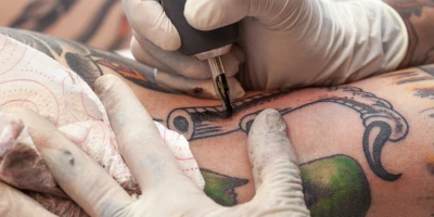 MAESTRÍA TATUADOR PROFESIONAL: Maestría Internacional en Tatuaje Artístico, Tatuador Profesional + Maestría Experto Higiénico Sanitario + Maestría Internacional en Micropigmentación