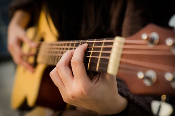 cómo aprender a tocar la guitarra gratis