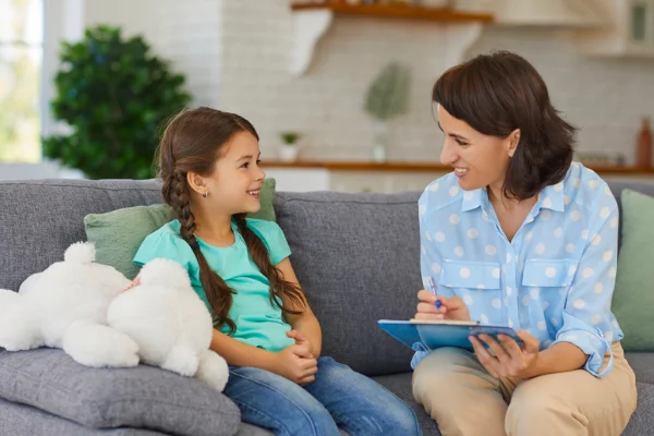 bambini che aiutano a casa