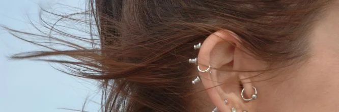 Piercings en la oreja como complemento de moda para mujer