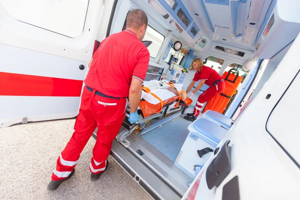 trasporto medico urgente con attrezzature di supporto vitale di base e attrezzature avanzate di supporto vitale