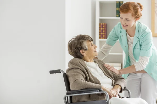 Come si chiama la professione di assistenza agli anziani?