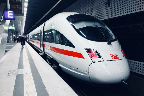 un treno ad alta velocità, l'ultimo grande progresso dell'ingegneria ferroviaria.
