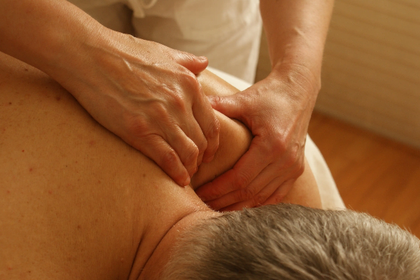 pressione sulla parte superiore della schiena in un massaggio tailandese