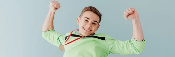 Ragazzo sportivo realizzato e felice con una medaglia appesa al collo