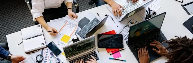 persone che si organizzano in un ufficio