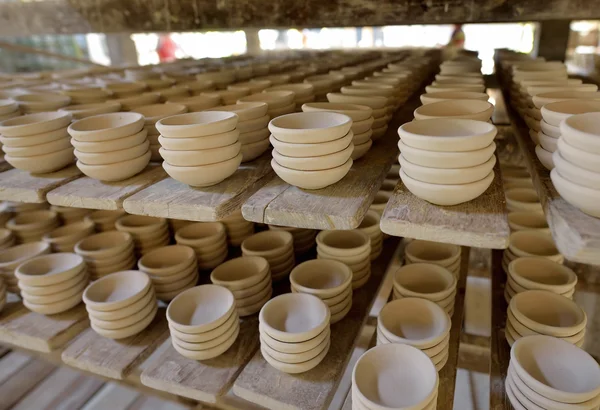 Operatori di presse per la realizzazione di pezzi in ceramica