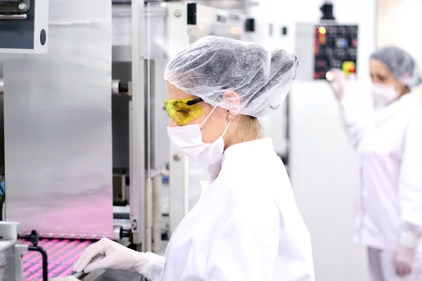 operatore di macchine per la fabbricazione di prodotti farmaceutici in genere