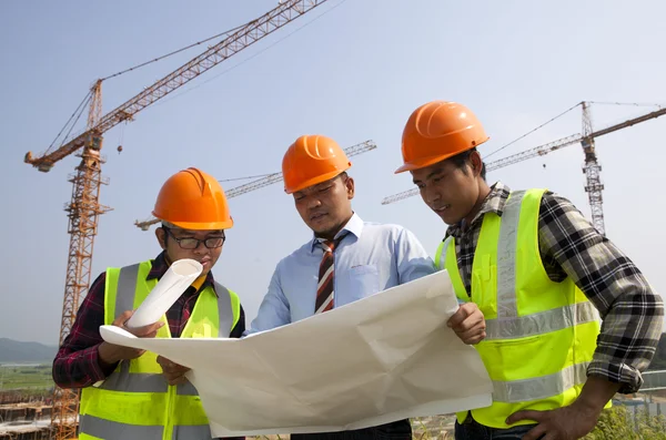 Team leader di manutentori di impianti di macchinari e attrezzature industriali