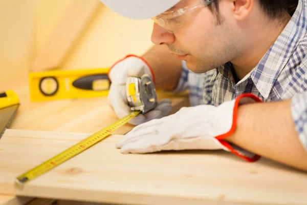 Operatore di montaggio in costruzioni in legno