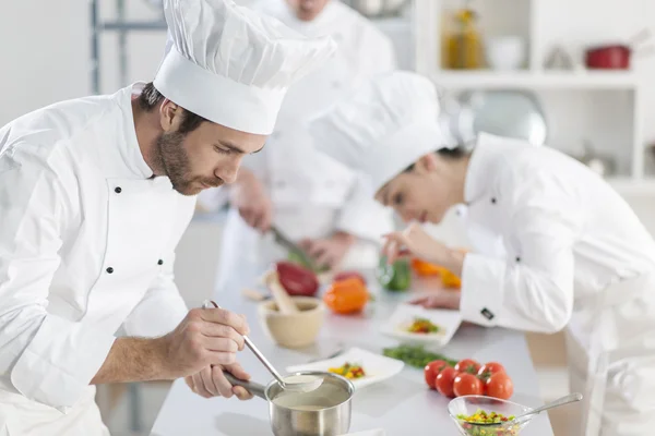 ▶️ Diferencia clave entre Auxiliar de cocina y Ayudante de