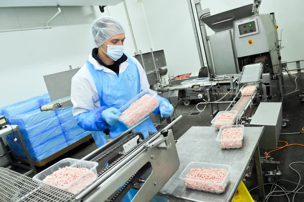 Operatore di macchine confezionatrici per carne o prodotti ittici congelati