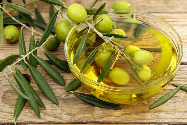 Operaio che prepara il condimento e il ripieno delle olive