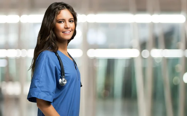 Qual è la differenza tra un assistente clinico e un assistente infermieristico?
