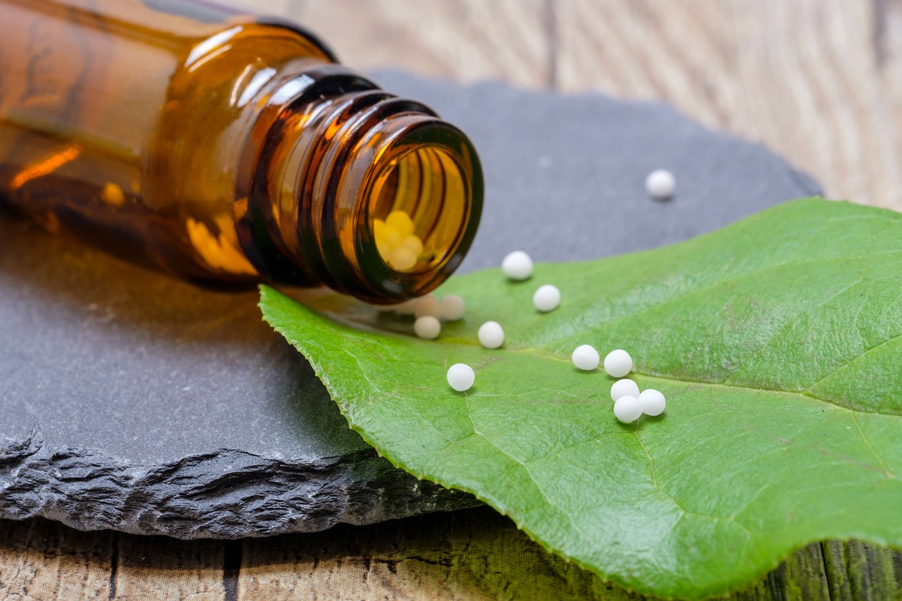 Conoce más sobre la medicina alternativa y aprende cuál es la diferencia entre homeopatía y naturopatía.