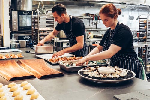 Quali sono i compiti di un direttore di ristorante?