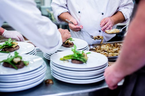 CUÁLES SON LAS FUNCIONES DE UN ENCARGADO DE RESTAURANTE | Web