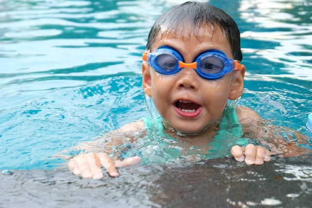 benefici del nuoto per i bambini