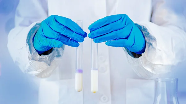 técnico de control de calidad en laboratorio lácteo en pequeñas y medianas industrias