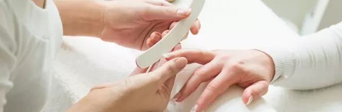 ¿Cuáles son los tipos de uñas artificiales y acrílicas?